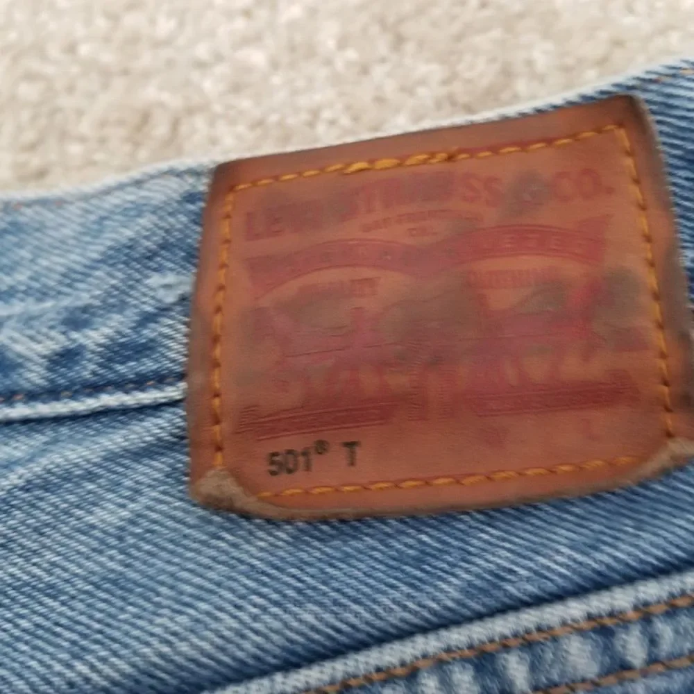 Levis 501 T Size 28 Tapered Leg Jeans Button Fly Distressed Medium Wash - Picture 4 of 10